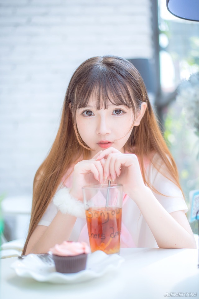 “好像蝉儿姐姐这些年也没变过，反倒是我们都快老了，你说是不是夫君偏心，传了蝉儿姐姐什么不传之秘？”小乔好奇道。